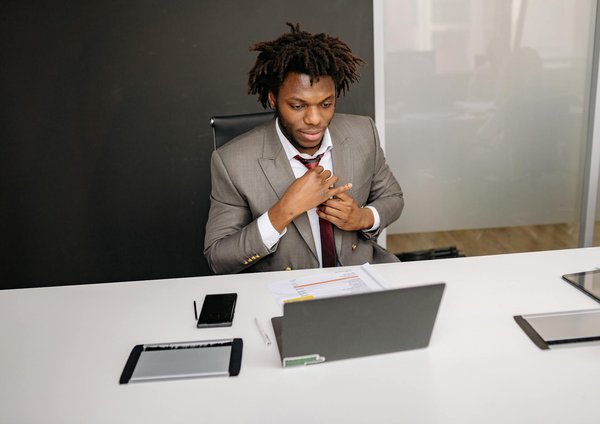 Comment mettre en place un programme de mentorat pour les nouveaux employés dans une entreprise de services?